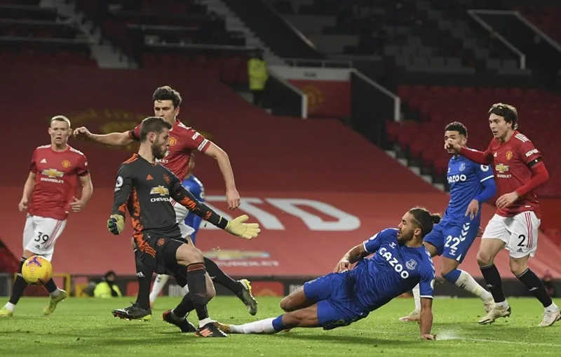 Khoảnh khắc đánh dấu màn sụp đổ của Man.United trong giây cuối trận. Ảnh: Getty Images