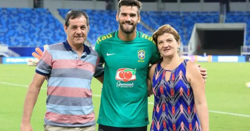 Thủ thành Alisson Becker bên cạnh cha và mẹ mình. 