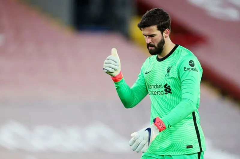 Alisson sẽ quyết định có trở về chịu tang cha hay không. Ảnh: Getty Images