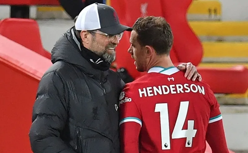 HLV Jurgen Klopp lo mất đội trưởng Jordan Henderson đến hết mùa. Ảnh: Getty Images 