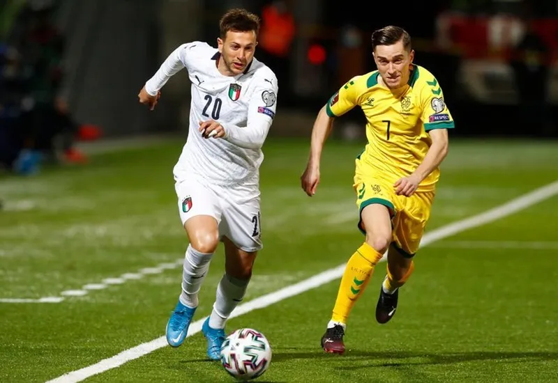 Tuyển Italy (trái) kết thúc loạt trận vòng loại trong thành công. Ảnh: Getty Images 