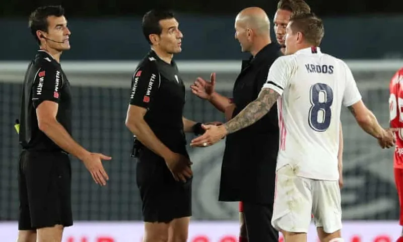 Giành điểm muộn màng, Real vẫn xếp sau Atletico ảnh 1