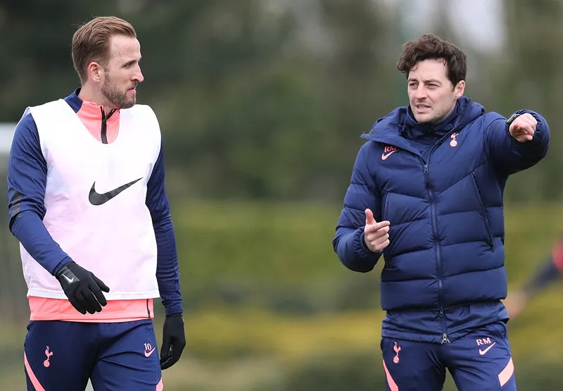 HLV Ryan Mason và trải nghiệm chỉ đạo những cầu thủ lớn như Harry Kane. Ảnh: Getty Images