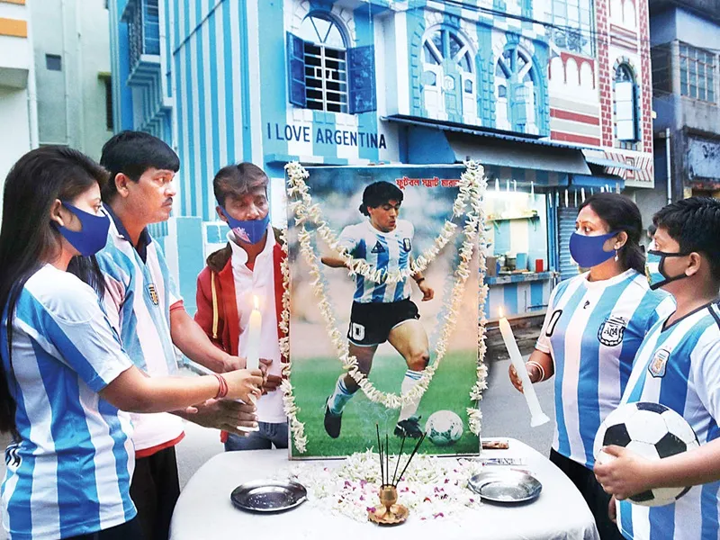 Người hâm mộ Argentina tưởng nhớ Cậu bé vàng. 