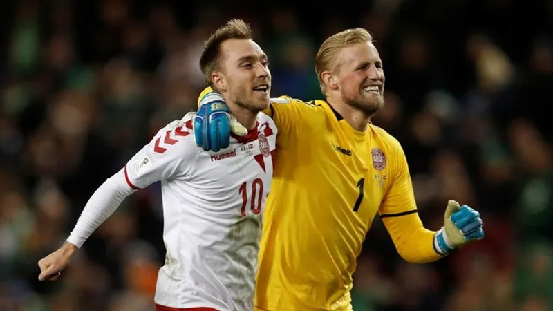 Christian Eriksen (trái) và thủ môn Kasper Schmeichel là những ngôi sao được kỳ vọng nhất.