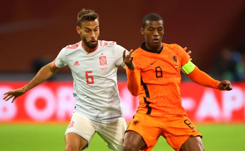 Georginio Wijnaldum (phải) mang băng đội trưởng tuyển Hà Lan tại Euro 2020. Ảnh: Getty Images