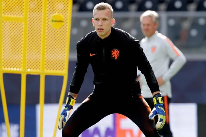 Thủ thành Marco Bizot được điền tên thay thế từ trong danh sách dự phòng. 