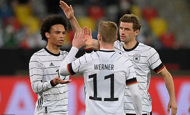 HLV Loew bình tĩnh và lạc quan cho giải đấu cuối ảnh 1