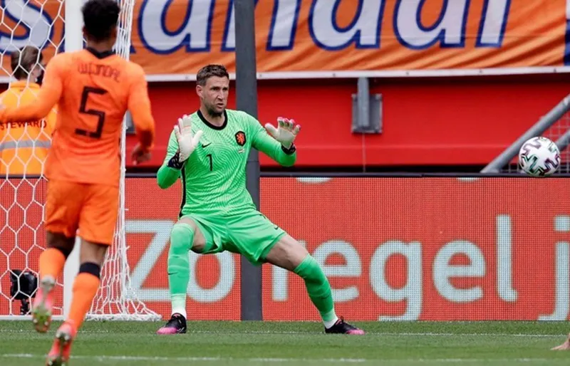Maarten Stekelenburg chỉ vừa chơi trận đầu tiên sau gần 5 năm cho tuyển Hà Lan.