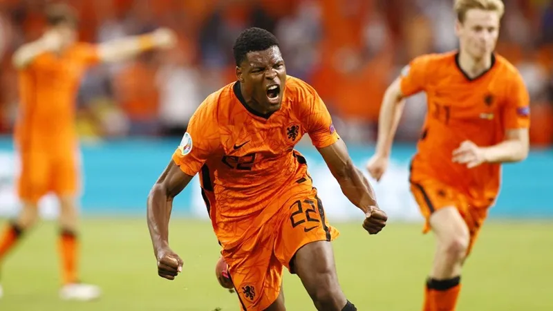 Denzel Dumfries phấn khích với pha ghi bàn quyết định.