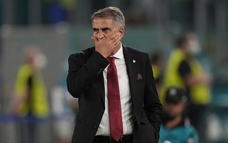 Senol Gunes thất vọng dõi theo trận đấu. Ảnh: Getty Images