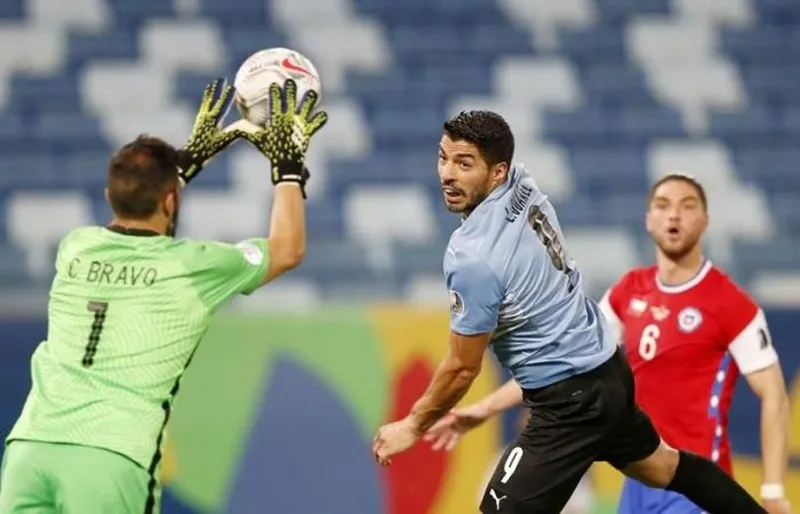 Luis Suarez và Uruguay vẫn đang vất vả tìm chiến thắng đầu tiên. 