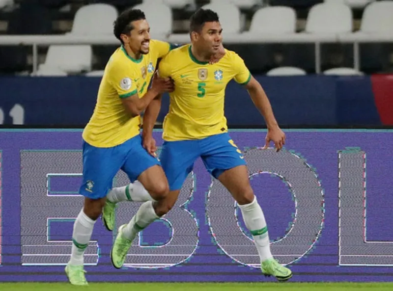 Casemiro (phải) mừng bàn thắng ấn định chiến thắng.