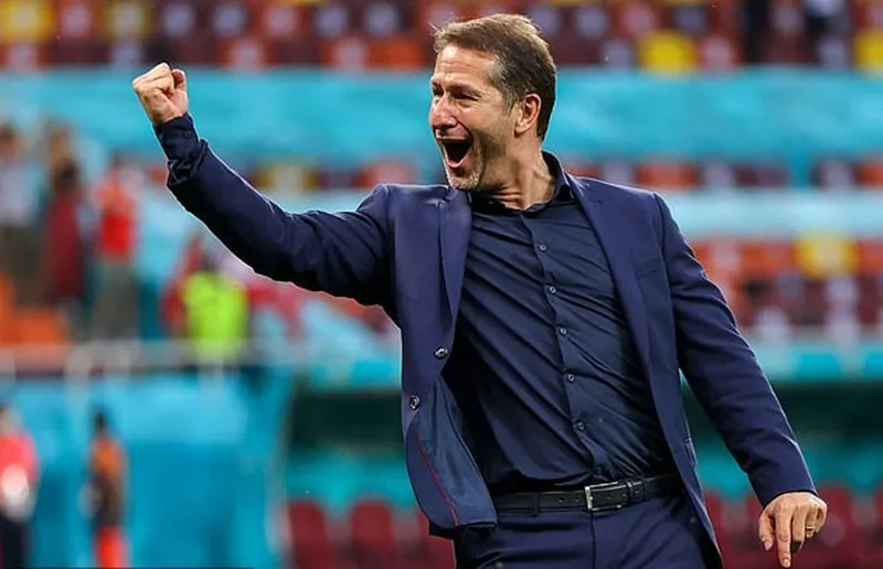 HLV Franco Foda phấn khích khi cùng tuyển Áo vượt qua vòng bảng. Ảnh: Getty Images