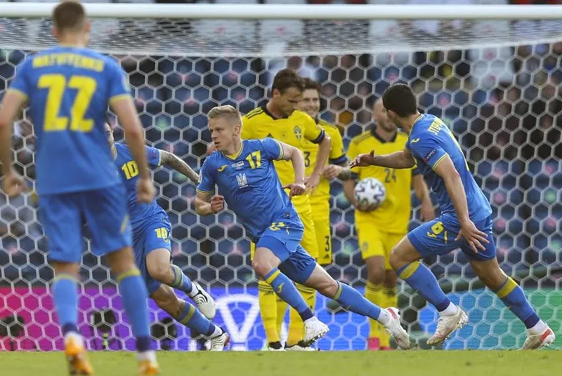 Oleksandr Zinchenko tỏa sáng tạo nên chiến tích của Ukraine