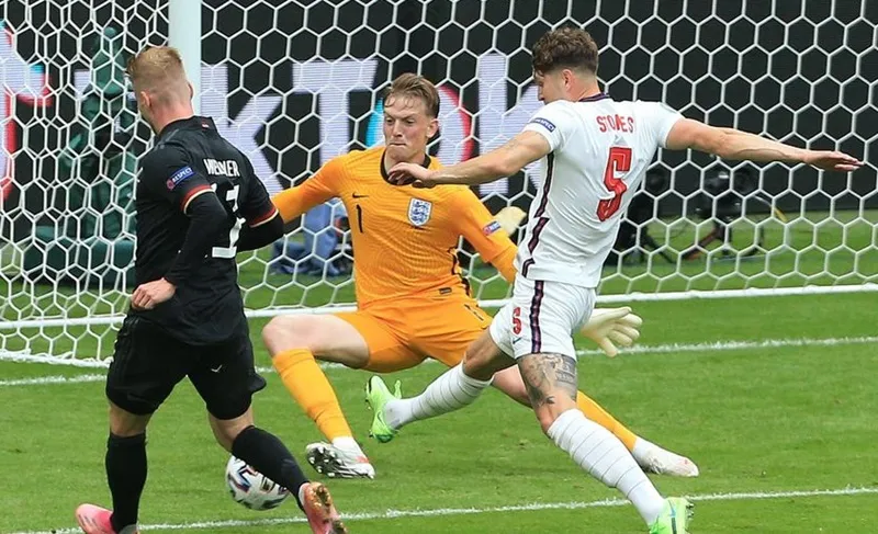 HLV Southgate khích lệ truyền thông… chỉ trích Sterling ảnh 1