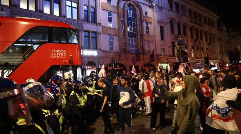 Tuyển Anh bị phạt vì CĐV ảnh 1