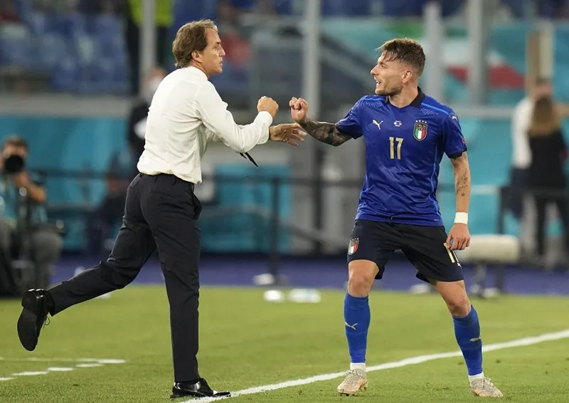 HLV Roberto Mancini luôn cố gắng làm giảm áp lực cho học trò xuyên suốt giải đấu.