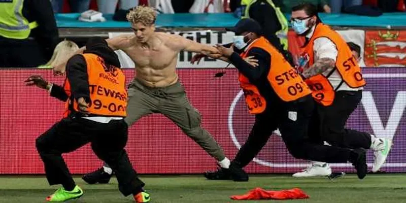 UEFA tiếp tục phạt bóng đá Anh vì cổ động viên quá khích ảnh 2