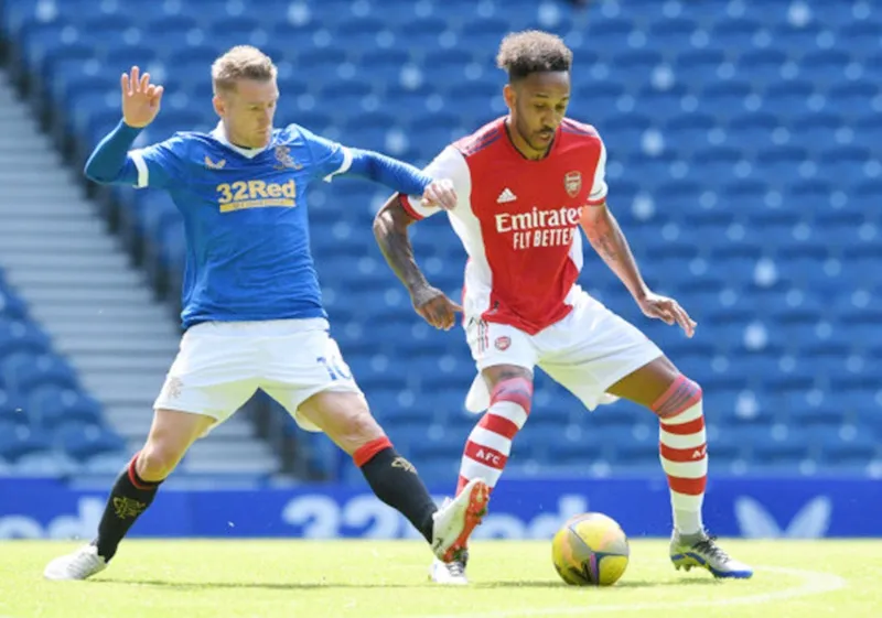 Những trụ cột của Arsenal như Pierre-Emerick Aubameyang (phải) đang bắt nhịp chậm.