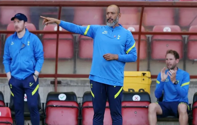 HLV Nuno Espirito Santo trong trận đầu tiên dẫn dắt Gà trống.