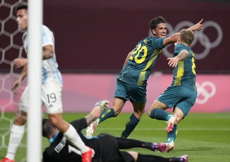 Australia đã khép lại một ngày khai màn vòng bảng đầy những cú sốc.