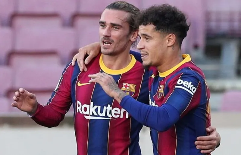 Barca sa sút mùa qua cũng vì Philippe Coutinho (trái) và Antoine Griezmann gây thất vọng lớn.