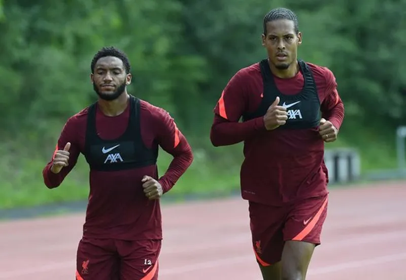 Virgil van Dijk hoặc Joe Gomez hiện chỉ tập trung tích lũy thể lực.