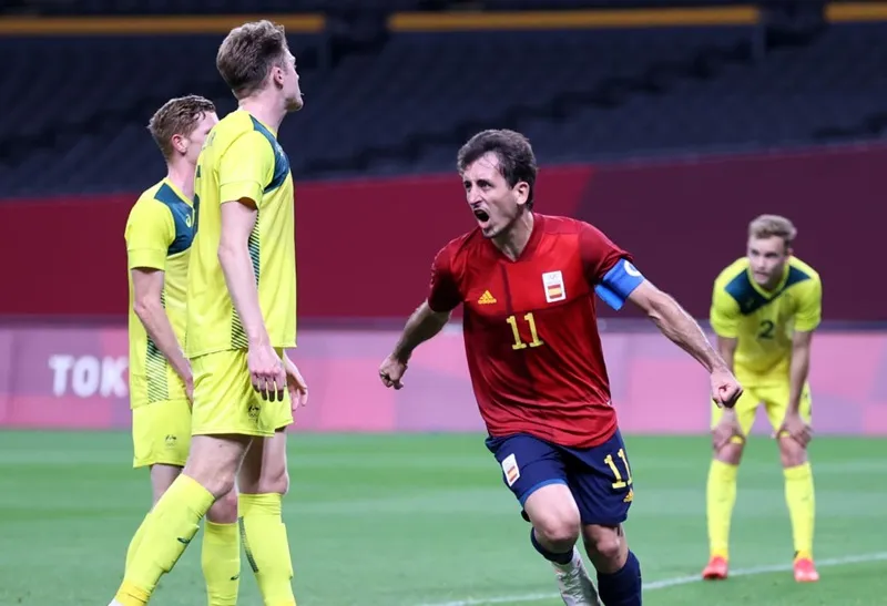 Mikel Oyarzabal phấn khích sau bàn thắng quan trọng.