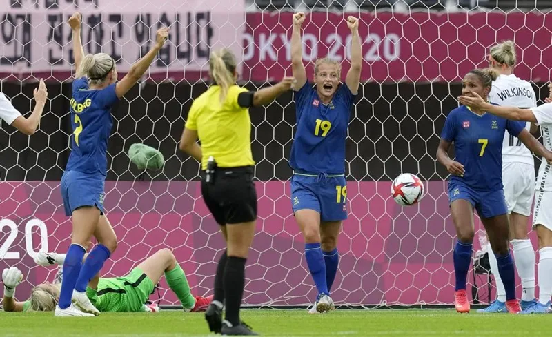 Các cô gái Thụy Điển thể hiện sức mạnh tuyệt đối ở vòng bảng.