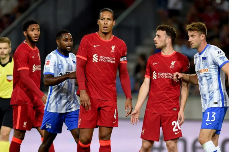 Van Dijk bày tỏ cảm xúc khi trở lại sân cỏ sau 9 tháng ảnh 1