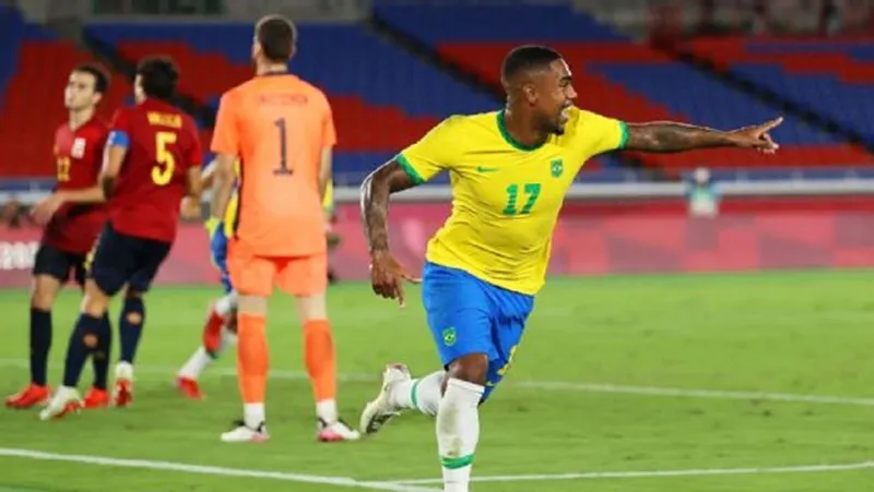 Malcom ăn mừng bàn thắng quyết định tấm HCV cho Brazil.