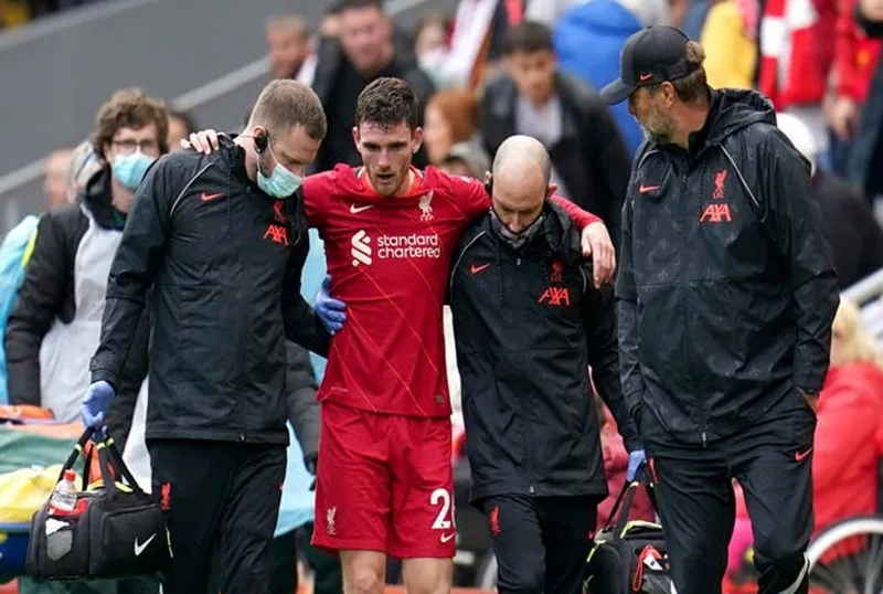 HLV Jurgen Klopp quan tâm đến tình hình chấn thương của Andy Robertson. Ảnh: Getty Images