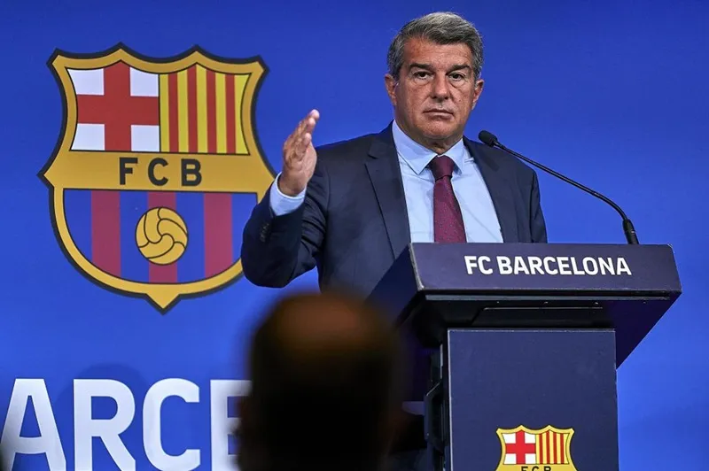 Chủ tịch Joan Laporta đang bị “trói” bởi khoản nợ khổng lồ. 