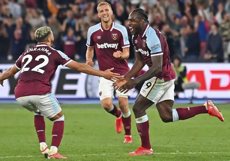 Michail Antonio (phải) đã đạt được cột mốc tự hào trong sự nghiệp cùng West Ham.