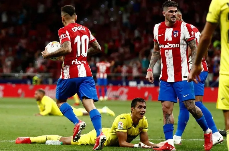Cầu thủ Villarreal bẽ bàng sau bàn phản lưới nhà khó tin vào phút cuối.