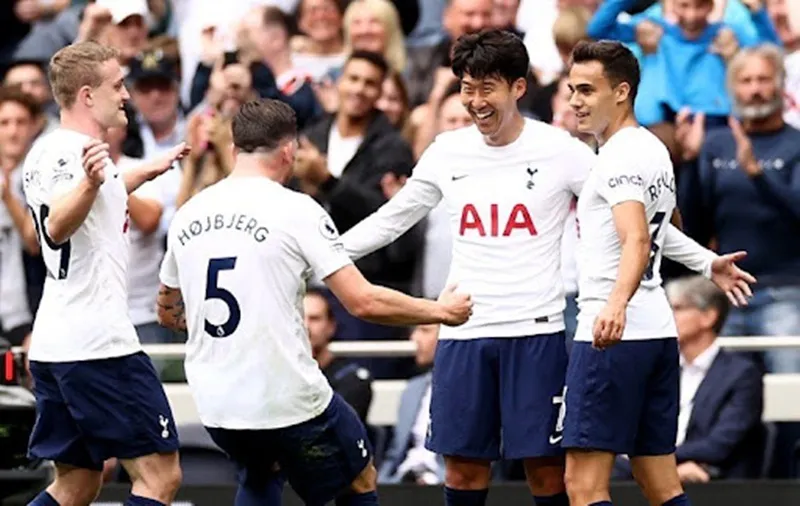 Lần đầu tiên trong lịch sử Tottenham bay cao trên đỉnh, còn Arsenal lụn bại ở cuối bảng. Ảnh: Getty Images