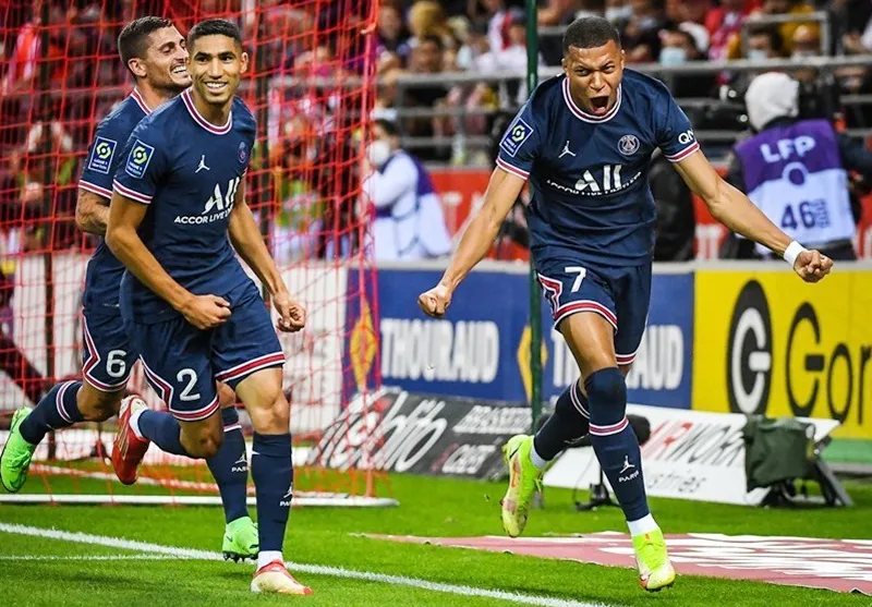 Kylian Mbappe (phải) ghi cú đúp giúp PSG thắng Reims 2-0 hôm Chủ nhật.