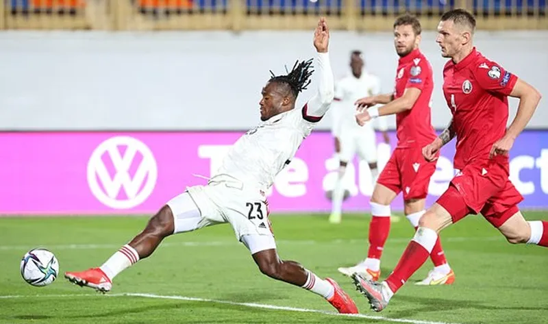 Tuyển Bỉ (trái) gần như chạm cả 2 tay vào tấm vé trực tiếp đến với World Cup 2022.