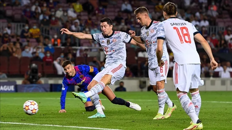 Robert Lewandowski ghi bàn ấn định chiến thắng. 