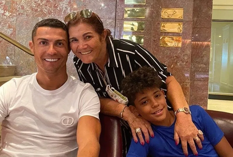 Bà Dolores Aveiro muốn trước khi chết được thấy cha con Ronaldo tại Sporting Lisbon.