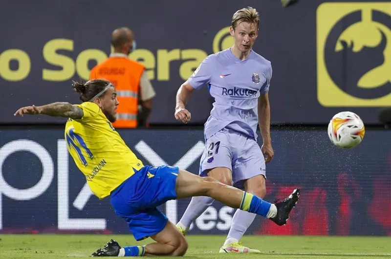 Tiền vệ Frenkie de Jong bị phạt thẻ vàng thứ 2 phải rời sân khiến Barca gặp khó.