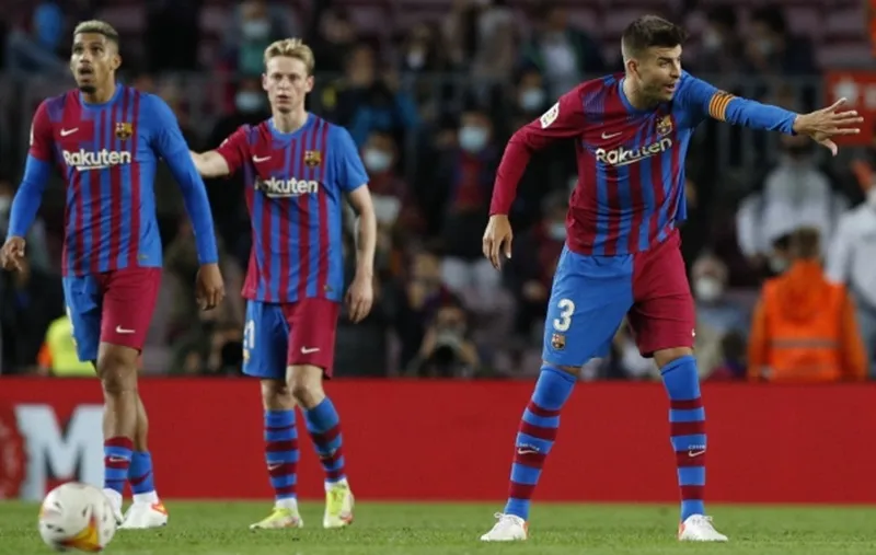 Barcelona đang đối mặt với mùa giải khủng hoàng toàn diện.