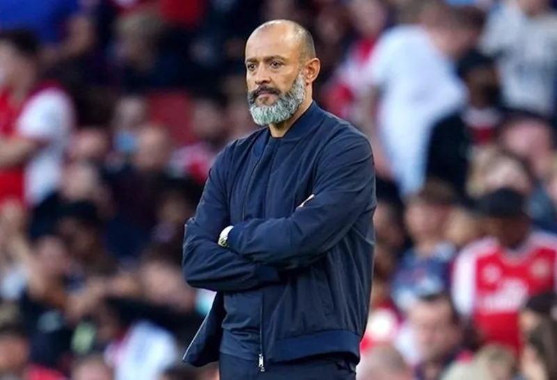 HLV Nuno Espirito Santo đau đầu tìm giải pháp cho Tottenham.