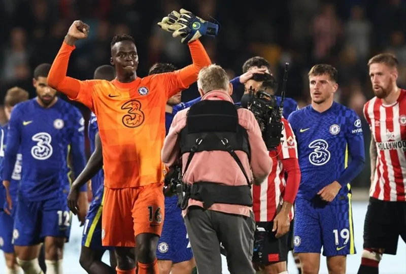 Người hùng Edouard Mendy ăn mừng chiến thắng cuối trận. Ảnh: Getty Images