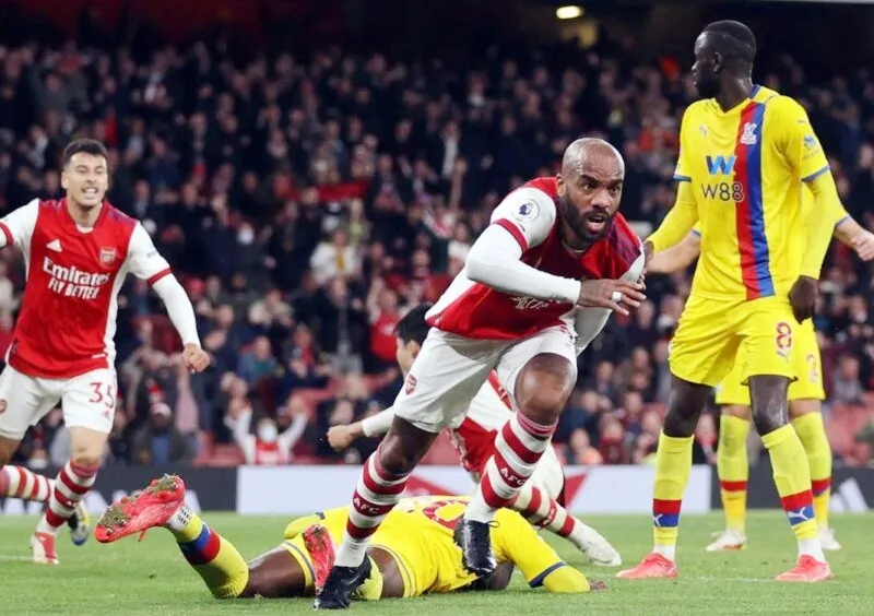 Alexandre Lacazette ghi bàn giúp Arsenal cầm hòa phút cuối.