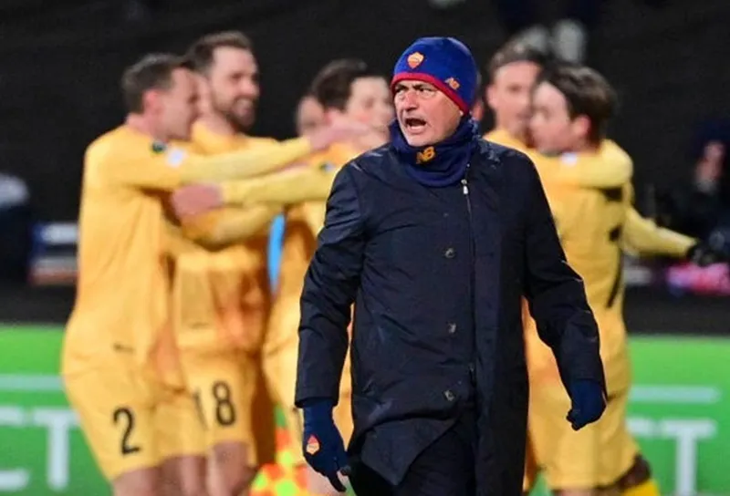 Jose Mourinho thất vọng trước màn ăn mừng của cầu thủ chủ nhà.