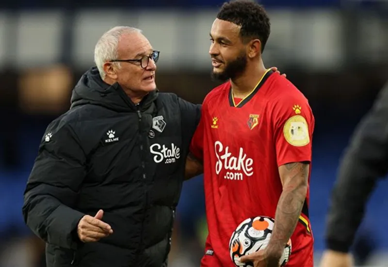 HLV Claudio Ranieri chia vui với người hùng Josh King. Ảnh: Getty Images