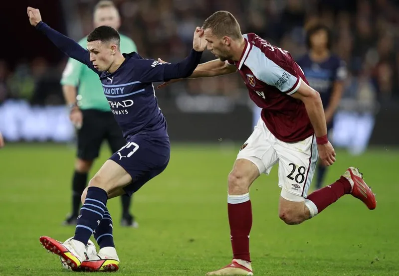 Phil Foden (trái) vào sân và sút hỏng quả luân lưu duy nhất.