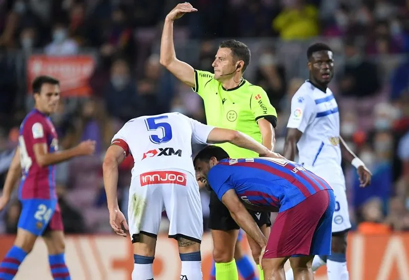 Trọng tài phản ứng sau biểu hiện bất thường của Sergio Aguero.